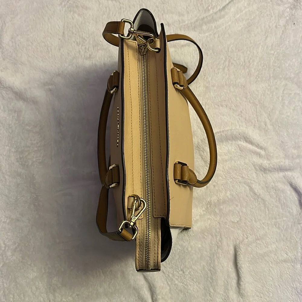 Michael Kors crossbody. - Picture 4 of 11